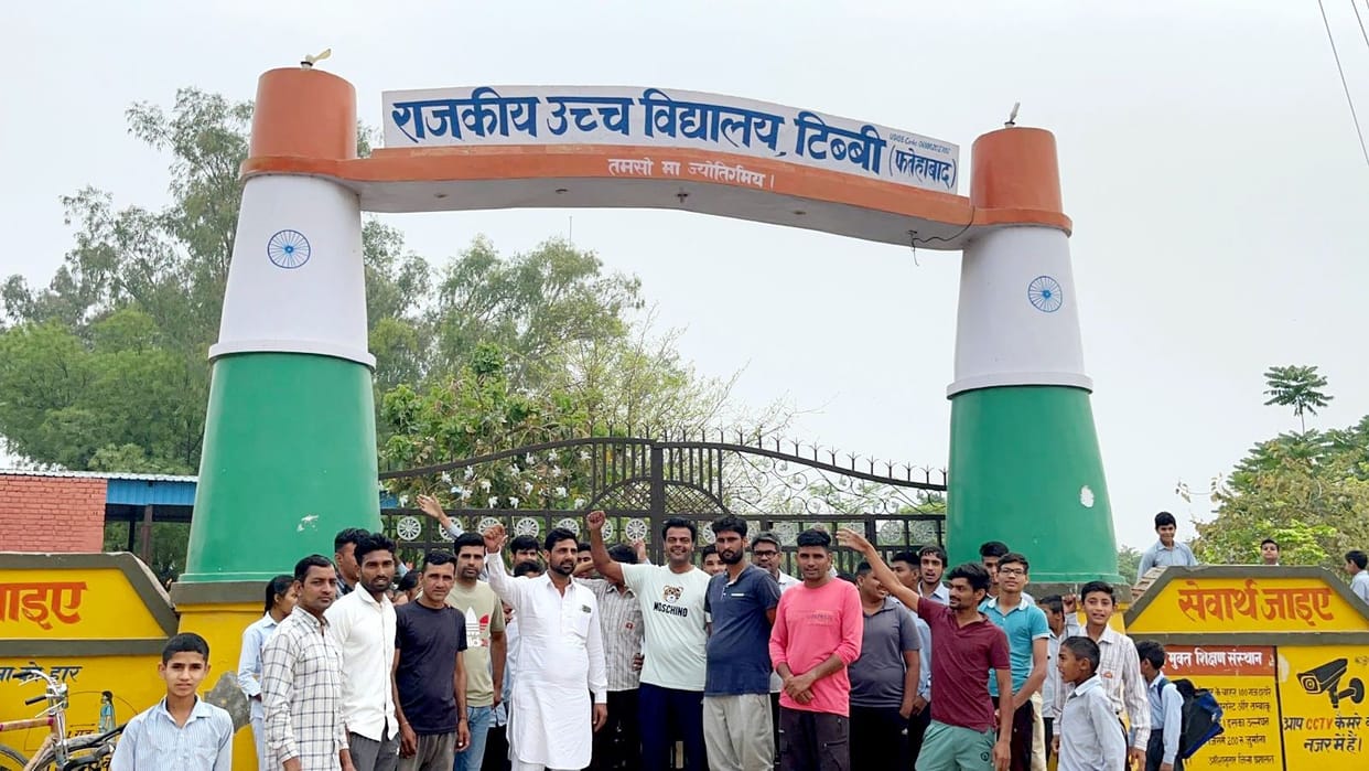 Angry students and parents locked the school gate due to lack of teachers