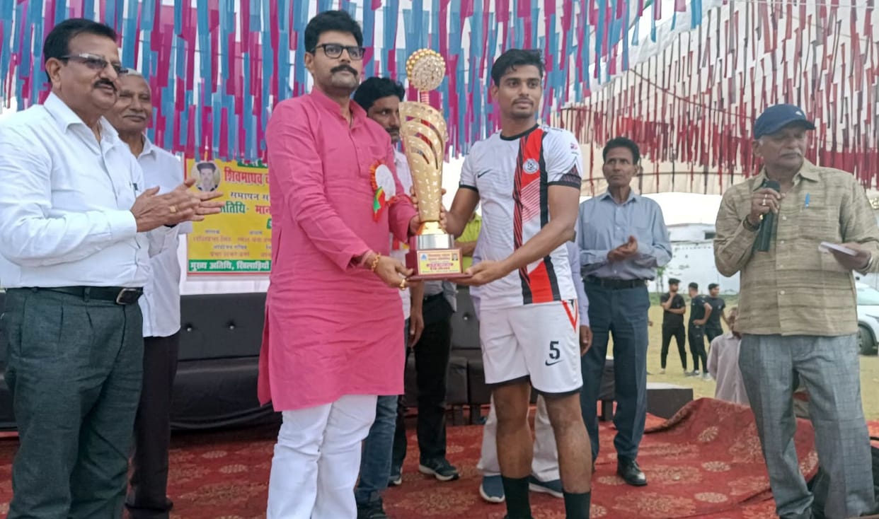Dhabasemar's team won the football competition