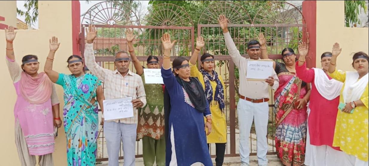 Demonstration of angry personnel due to stopping of renewal