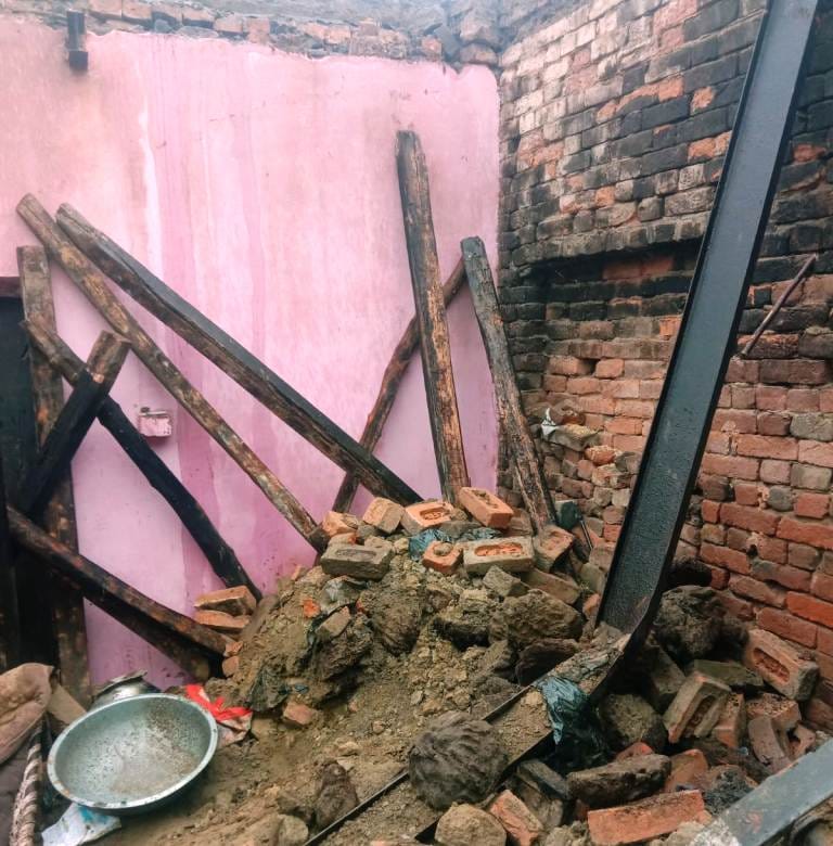 The roof of the house collapsed, four injured including three children