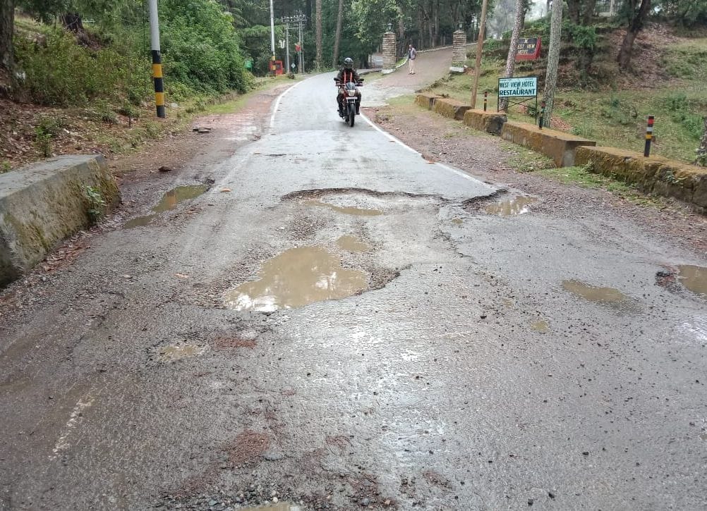 Malrod-Chaubatiya road is facing the brunt of the plight