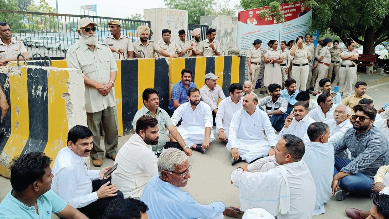 Expressed anger over not catching those who vandalized Maharana Pratap's statue, villagers protested for two hours