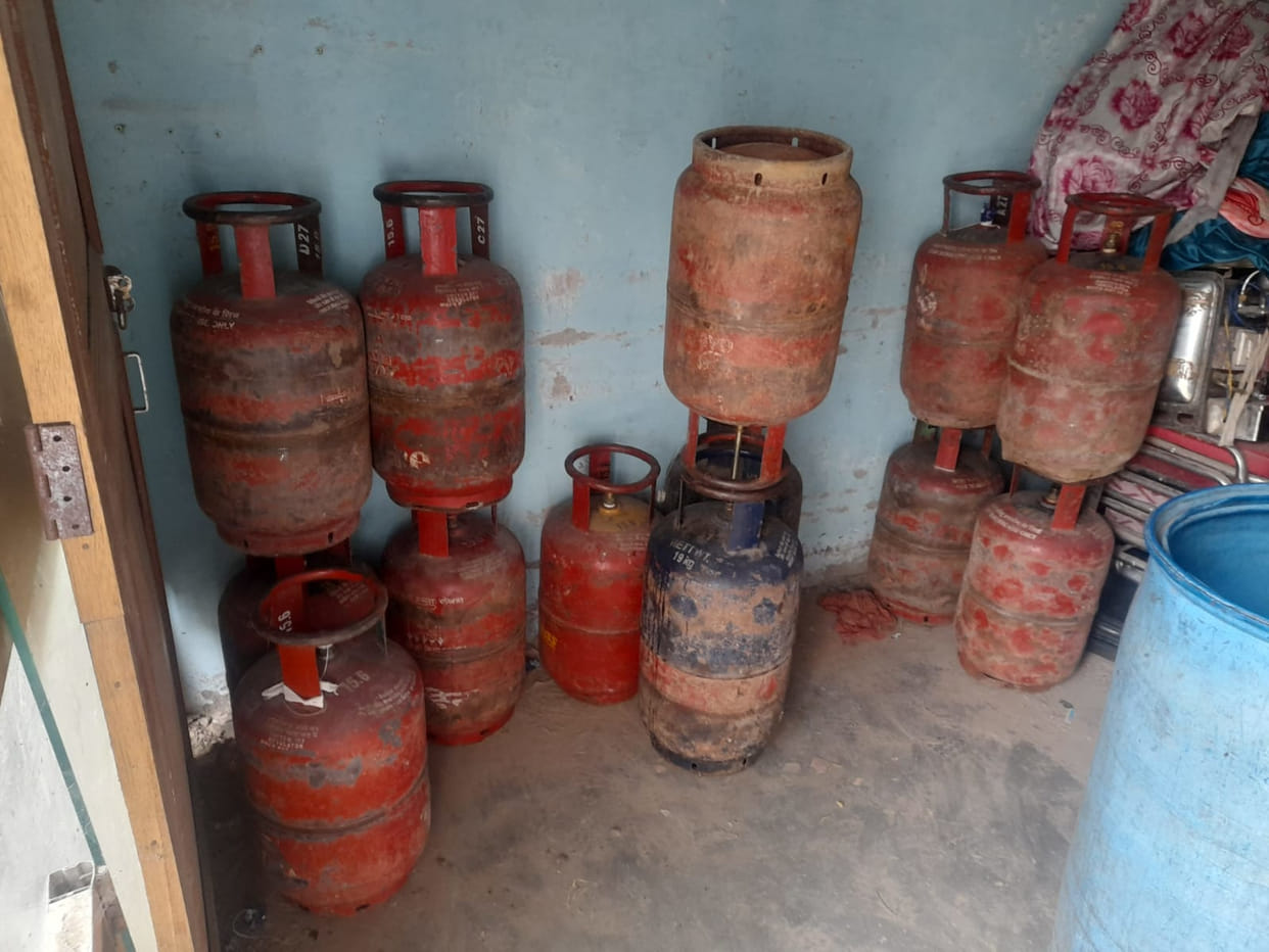Gas refilling business in shop, 22 cylinders recovered