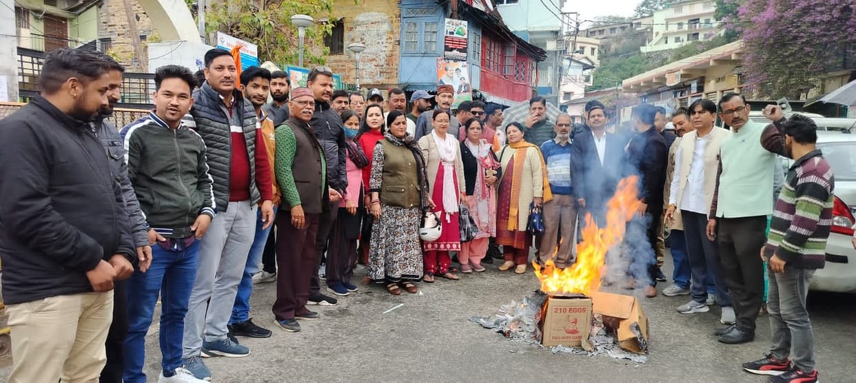 Congress burnt the effigy of Finance Minister Prem Chand Aggarwal, demanded his arrest