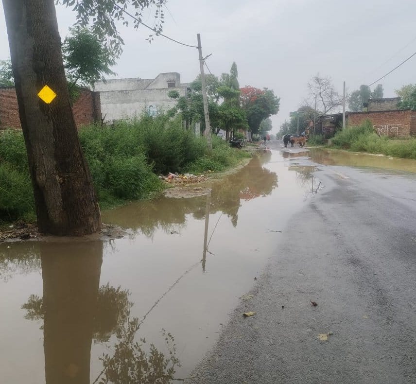 Waterlogging on the road due to breaking of the drain, contaminated water entered the houses