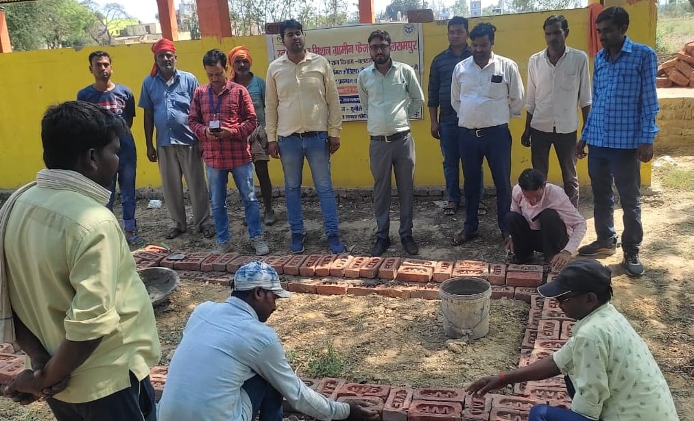 masons informed about construction of chamber for waste management
