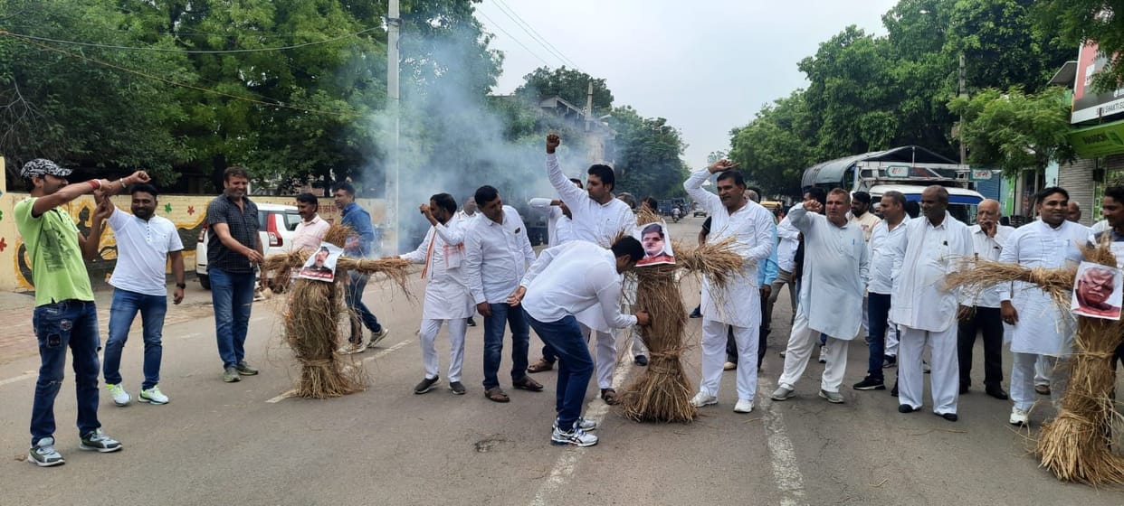 In protest against e-tendering, sarpanches burnt effigies and expressed anger against the government