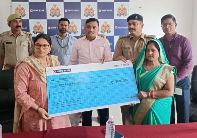 DM handed over 30 lakh check to home guard's wife