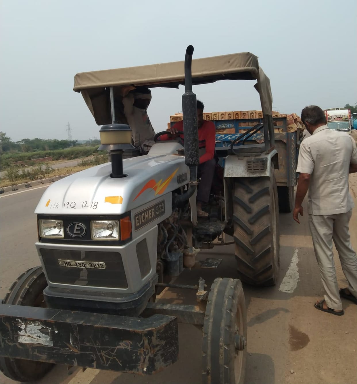 Action of Chief Minister's flying squad, Rs 1,58,500 fine on six tractors filled with bricks
