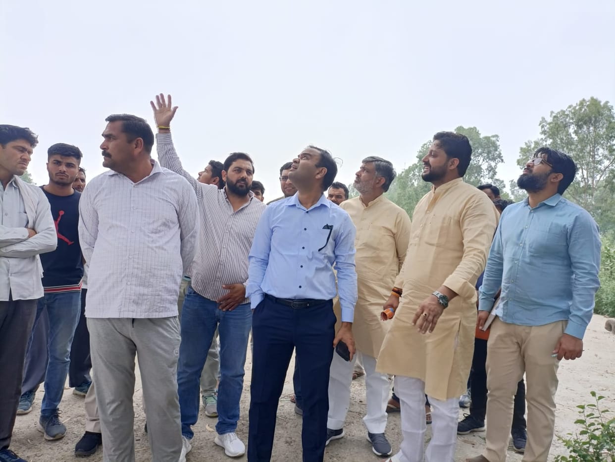 Corporation commissioner reached Baliana, villagers demanded stadium, open gym and park