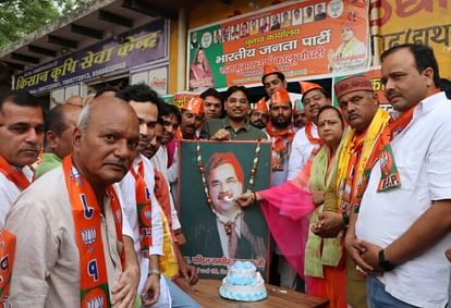 District anniversary celebrated with pomp cut cake