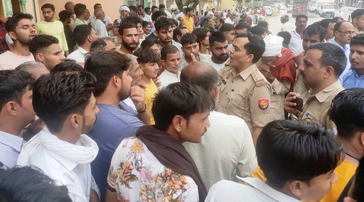 The villagers of Shahdabbar surrounded the destitute cattle