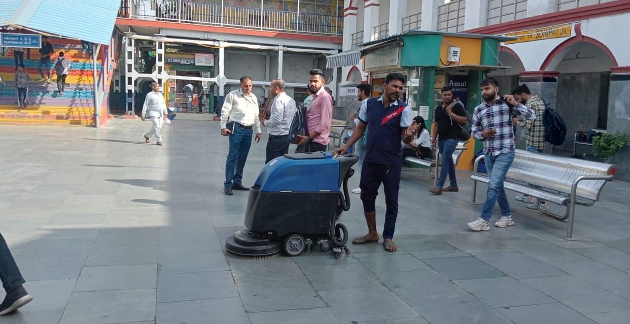 Employees of the contracting company will keep the railway station gleaming for four years