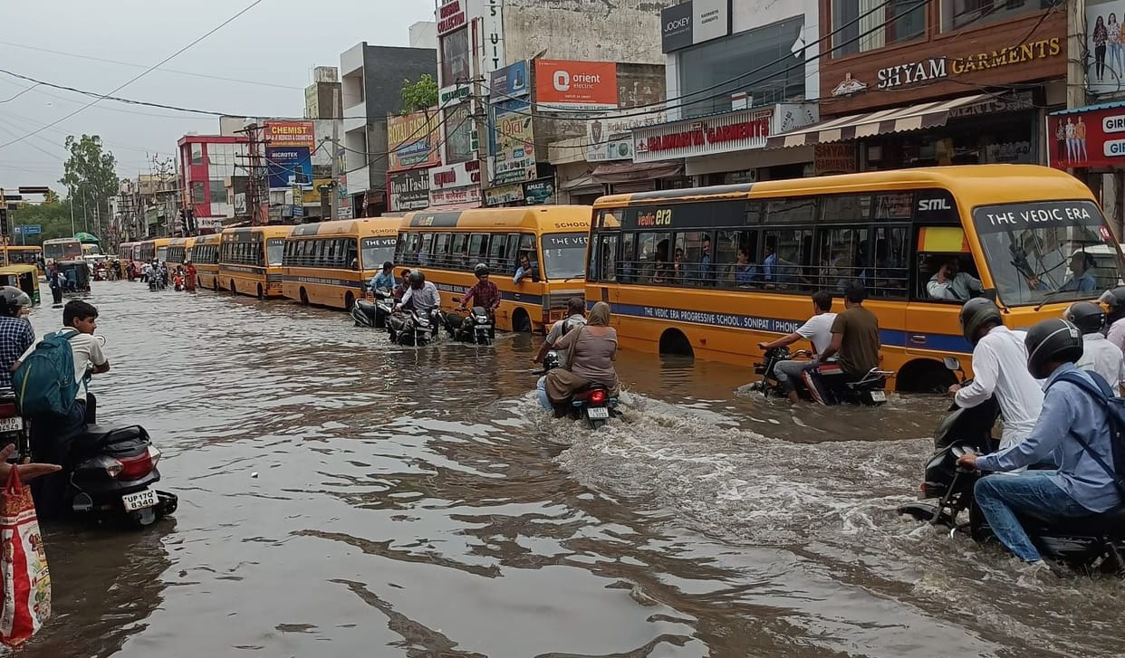 City submerged due to 30 mm of rain in 35 minutes, vehicles stranded
