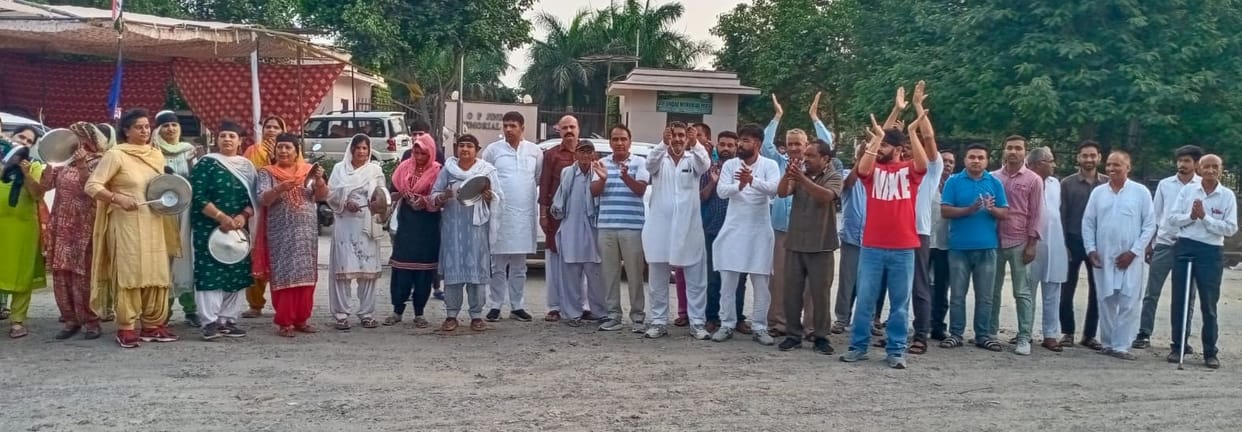 Women protested by banging plates when Millgate Road construction did not start