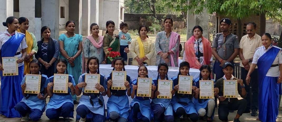 11 girl students got governor's award