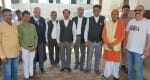 04बीडीएन18-न्यायालय में वकीलों के साथ खड़े हिंदू महासभा से जुड़े लोग।संवाद