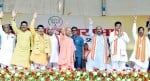 लोगों का अभिवादन करते सीएम योगी।