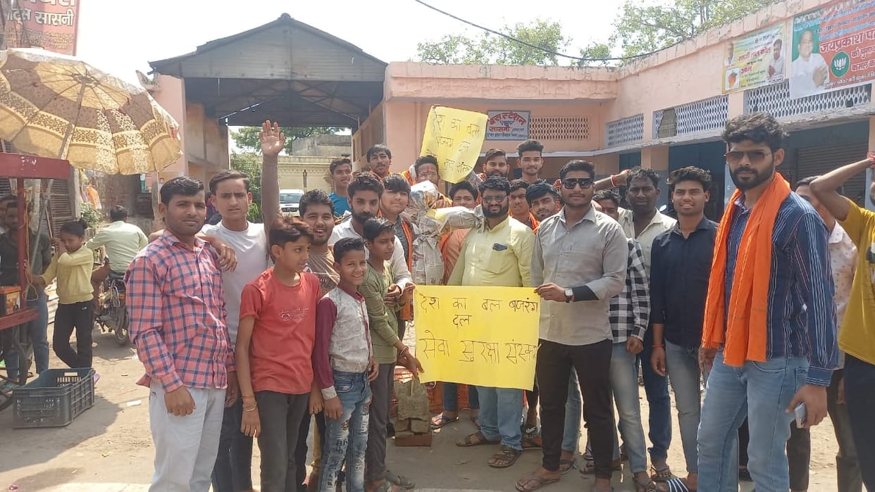 Bajrang Dal workers burnt effigy of Congress