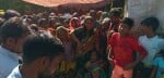 शोहरतगढ क्षेत्र के पकड़ी के टोला लाल पुर गांव में मृतक के घर पर लगी ग्रामीणो की भीड़। संवाद