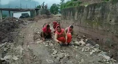 Solan News: ग्रामीणों ने श्रमदान, धन जुटाकर तीन माह में बना दी सड़क Villagers built the road in three months by collecting money and shramdan