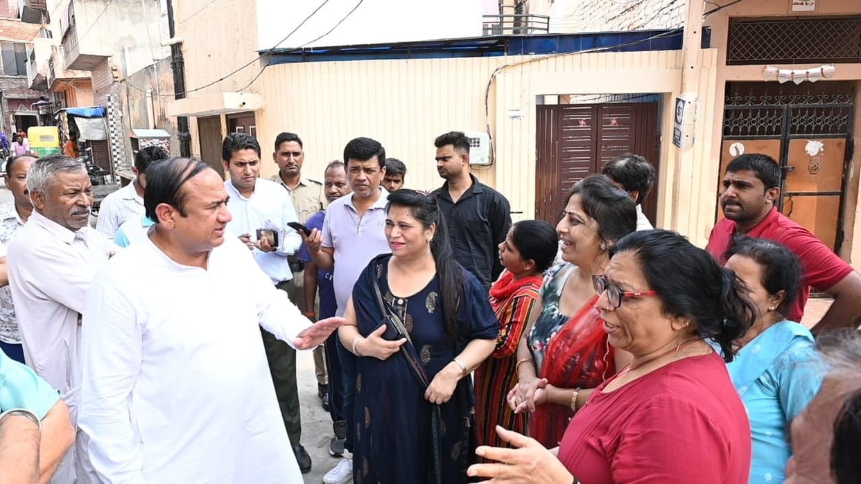 Water does not come in Mahavir Colony, it comes smelly