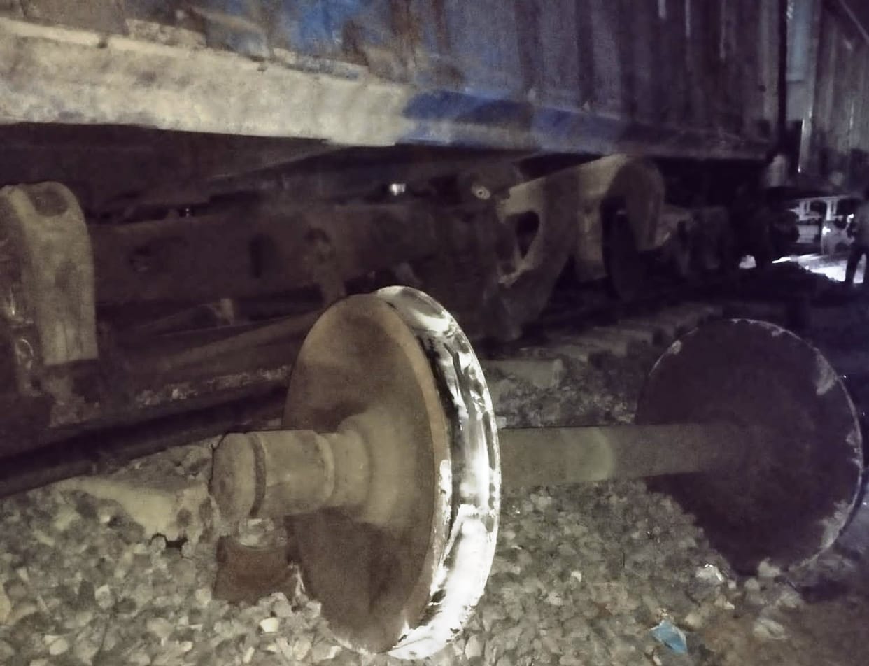 goods train derailed due to breaking of coupling in gola