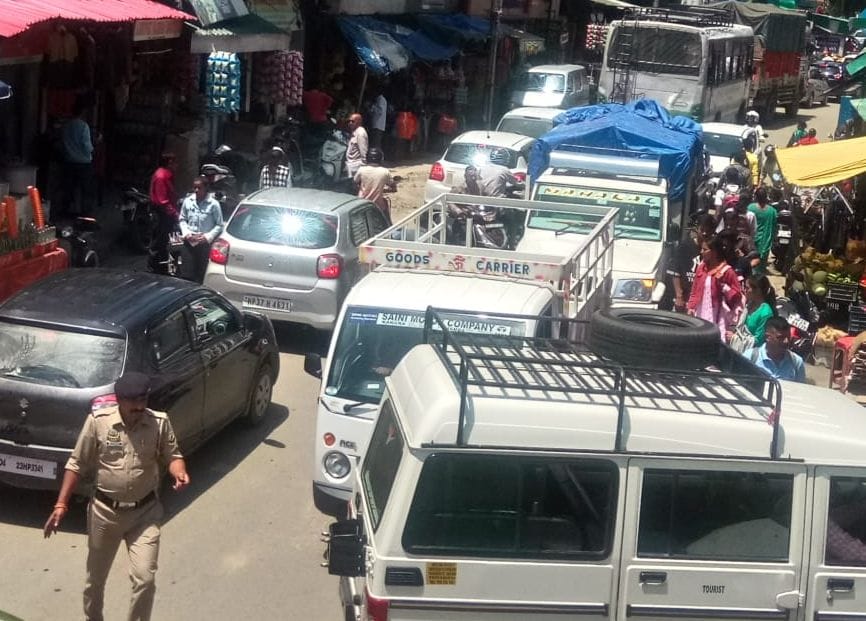 Jam on Jogindernagar-Sarkaghat road, corporation buses stuck