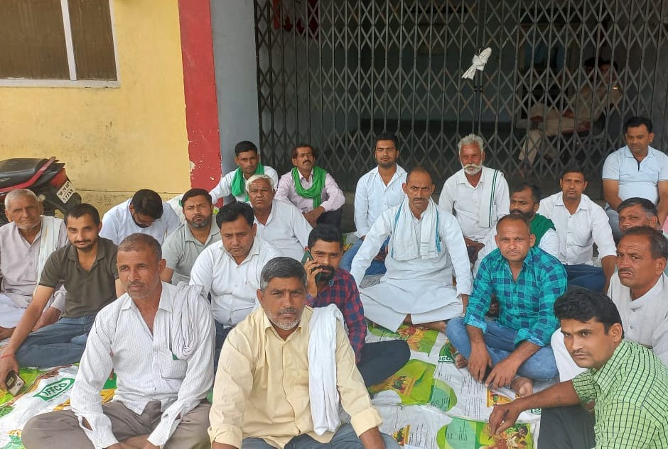 Farmers protest to make sugarcane weighing free in Najibabad