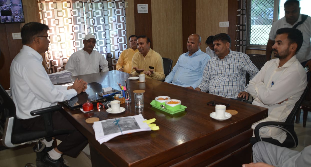 Councilor met XEN to get the city's sewerage line corrected