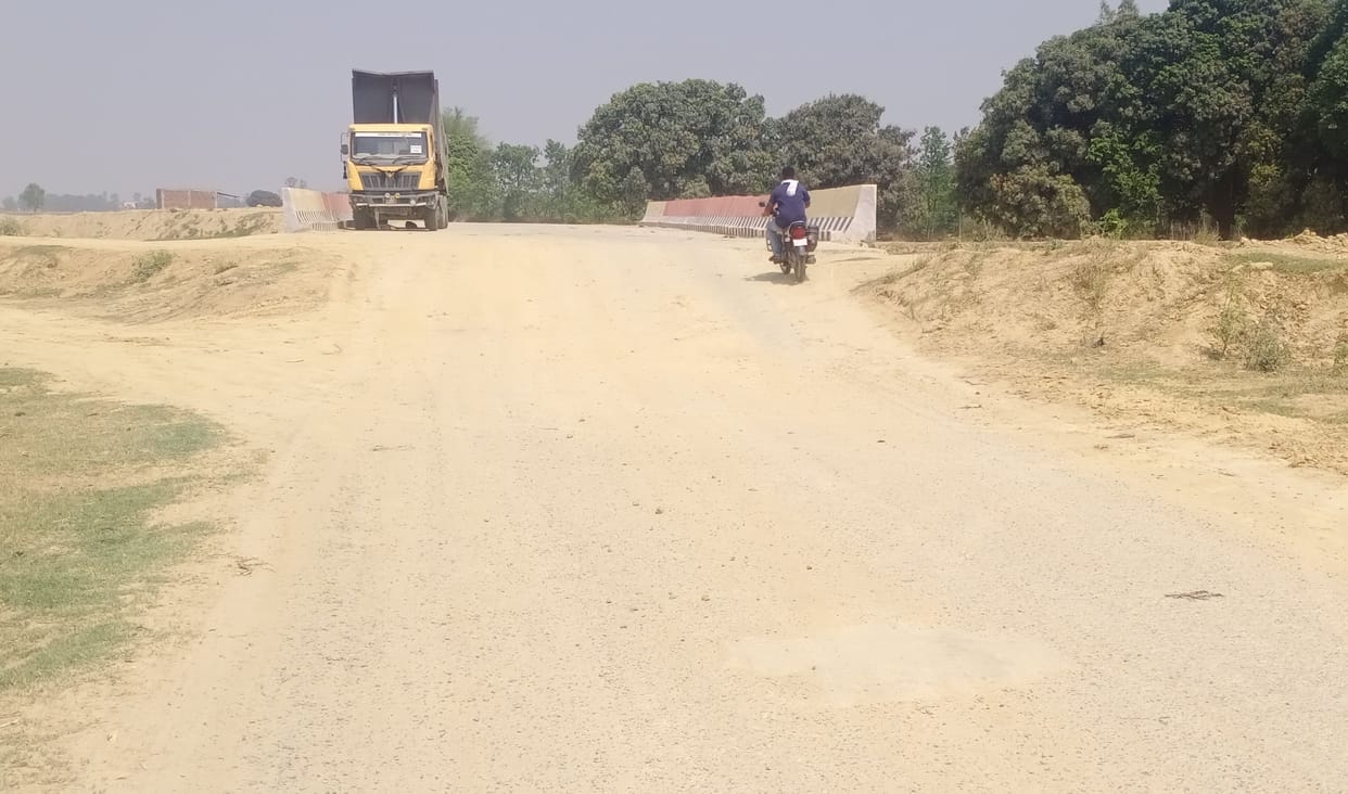 By building a bridge on the Saryu canal, the approach was left on both sides