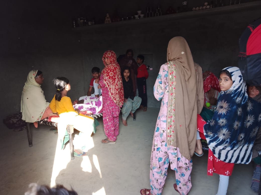Looting by taking family hostage in Aliyarpur village