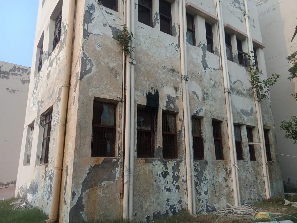 Repair estimate of women's college canceled plaster falls from the roofs of rooms