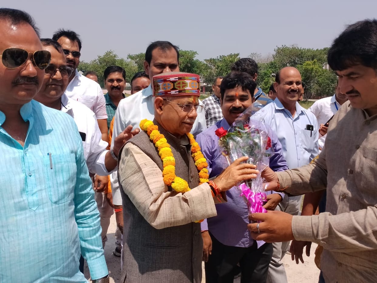 The Governor of Himachal was welcomed at the helipad in the University