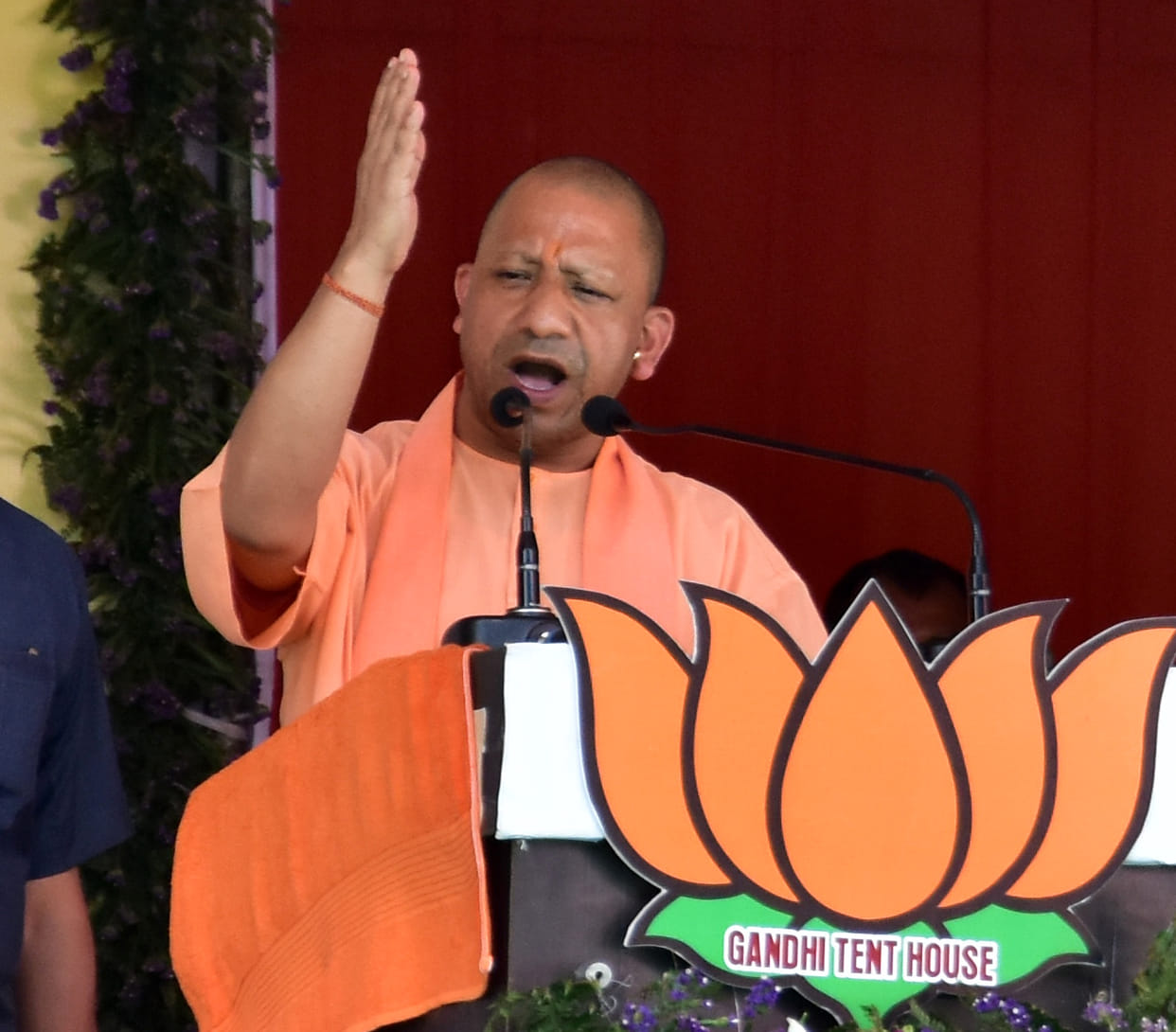 BJP star campaigner Yogi distance from AMU but SP-BSP forging ties