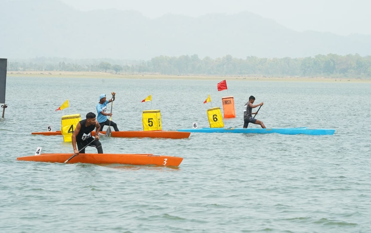 Beating the opponent in the water, the players hoisted the flag of victory