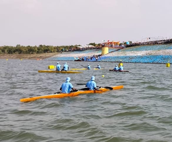 Thousands of people came to see the competition on Yellow Dam