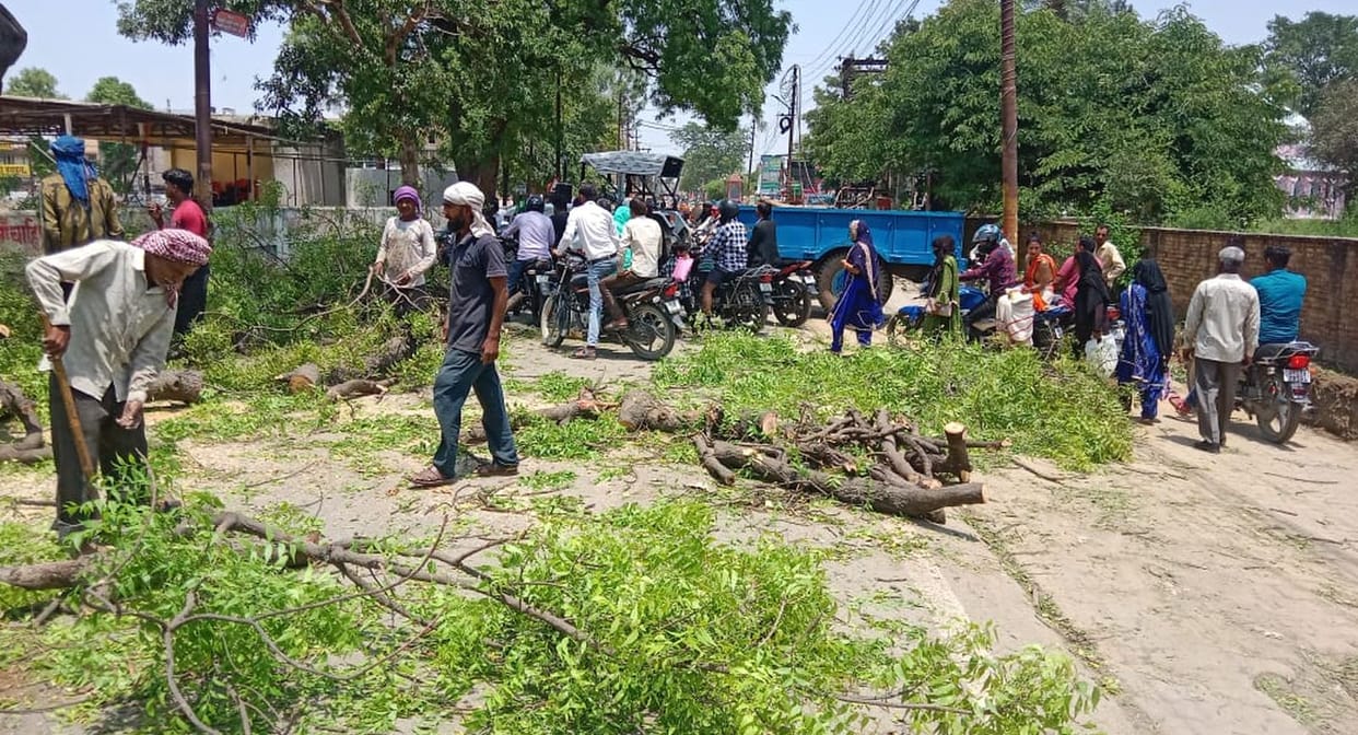 Trees and poles were broken in the storm and rain, the supply of many neighborhoods was disrupted