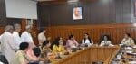 फोटो 46- लघु सचिवालय में पीड़ित महिलाओंं की शिकायतें सुनती राज्य महिला आयोग की अध्यक्ष रेनू भाटि