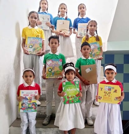 Budaun News: स्कूल में हुई बैग सजाओ प्रतियोगिता bag decorating competition in school