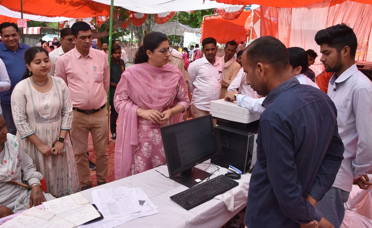 DC Mandeep Kaur giving instructions regarding making pension of 76-year-old woman.