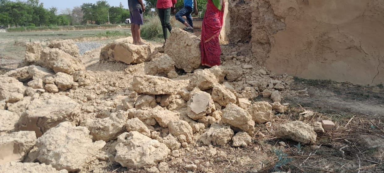 Wall collapses, death of teenager