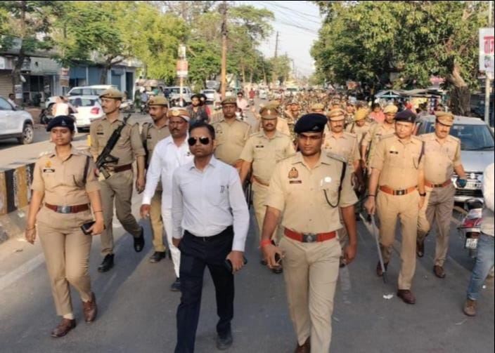 Officers did foot march with paramilitary forces