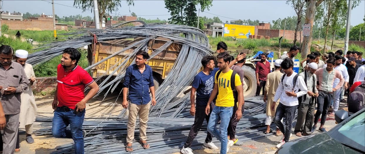 In Nagina, the laborer died on the spot by being buried under the bars.
