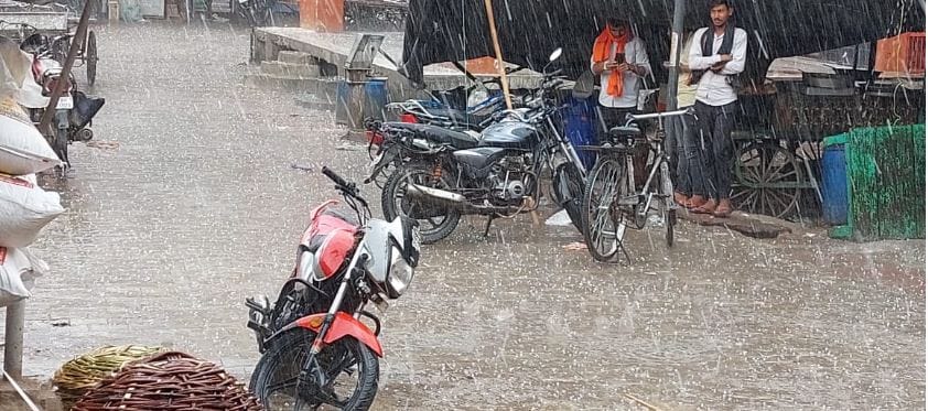 Hail fell with rain in Sikandrarau