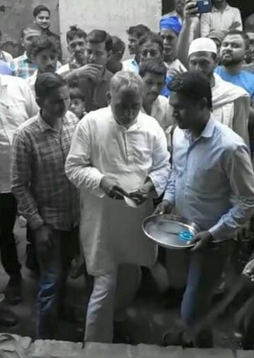 Budaun News: थाली में रुपये रखने का प्रत्याशी का वीडियो वायरल Video of candidate keeping money in plate goes viral