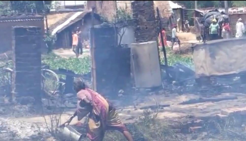 Four huts were reduced to ashes due to the spark of fire.