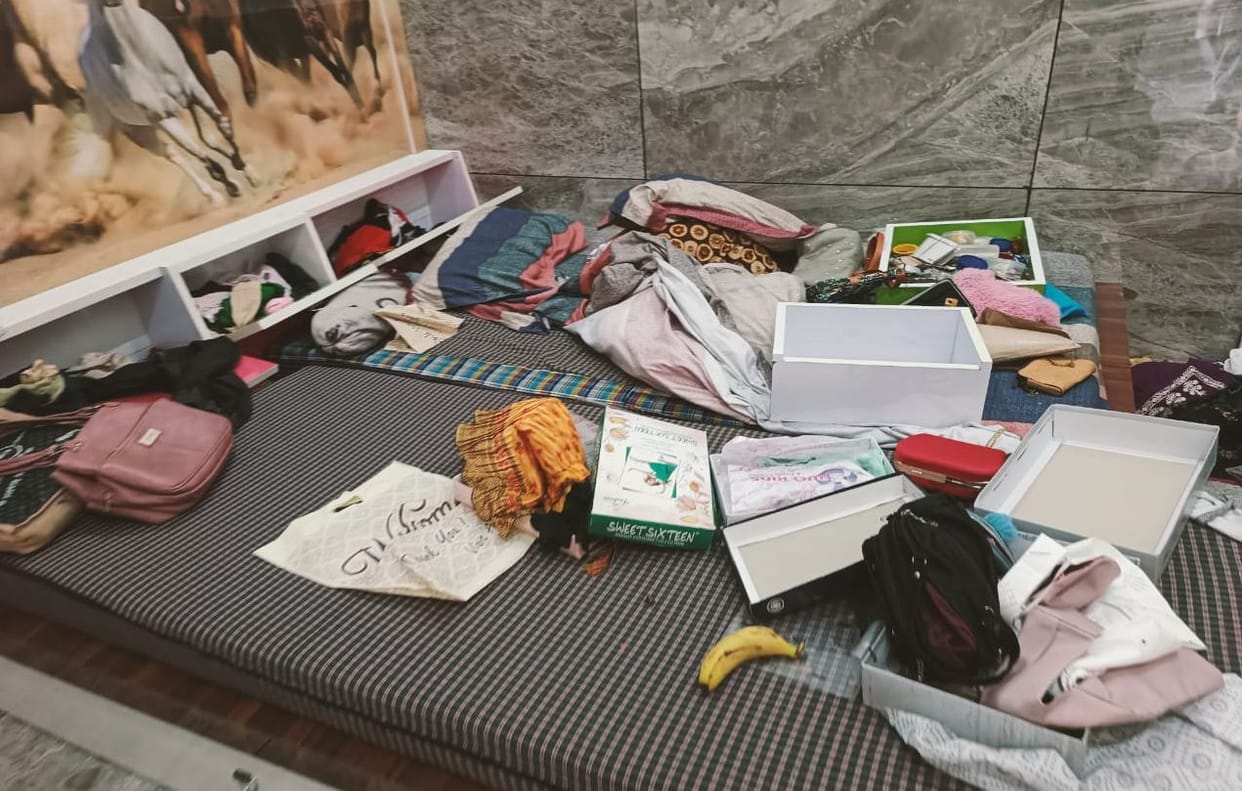 Cash and jewelry worth lakhs stolen in broad daylight from the house of technician and woman village secretary in railway