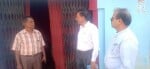 पीएचसी नरहरिया सेंटर में कर्मचारी से पूछताछ करते सीएमओ डॉक्टर आरपी मिश्रा