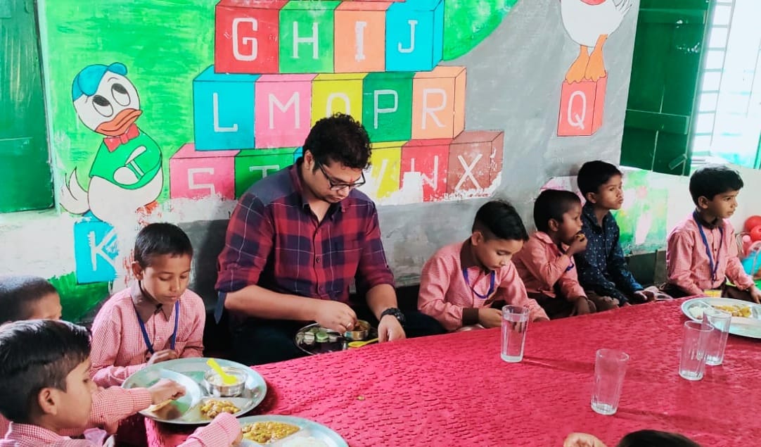 CDO tasted mid-day meal sitting among the children